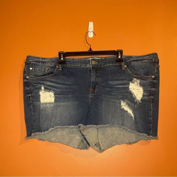 Torrid Distressed Denim Boyfriend Cut Jean Shorts Womens Plus Waist Size 26 - Picture 1 of 7